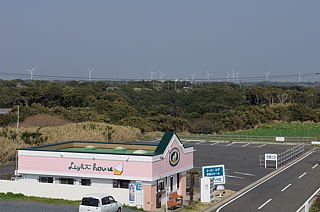 遠くの山に見える風力発電設備